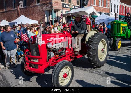 Un tracteur d'époque dans la petite ville Applefest parade Banque D'Images