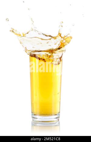 Verre éclaboussant de jus de pomme isolé sur fond blanc Banque D'Images