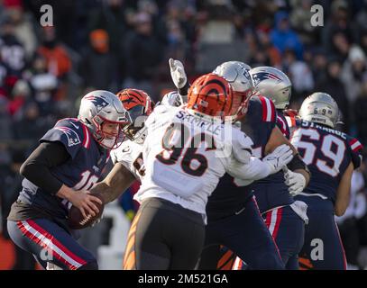 Foxborough, États-Unis. 24th décembre 2022. Les Patriots de la Nouvelle-Angleterre quarterback Mac Jones (10) se sont mis en quatre pour l'impact pendant la première moitié d'un match contre les Bengals de Cincinnati au stade Gillette à Foxborough, Massachusetts, samedi, 24 décembre 2022. Photo par Amanda Sabga/UPI crédit: UPI/Alamy Live News Banque D'Images