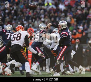 Foxborough, États-Unis. 24th décembre 2022. Le quarterback des Patriots de la Nouvelle-Angleterre, Mac Jones (10), fait une passe pendant la première moitié d'un match contre les Bengals de Cincinnati au stade Gillette à Foxborough, Massachusetts, samedi, 24 décembre 2022. Photo par Amanda Sabga/UPI crédit: UPI/Alamy Live News Banque D'Images