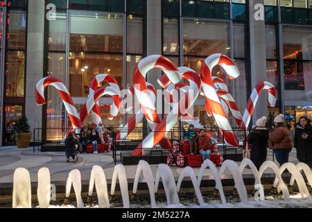 Des canes de bonbons géantes se trouvent sur la place devant le restaurant Avra Estiatorio du Rockefeller Center, New York City, USA 2022 Banque D'Images