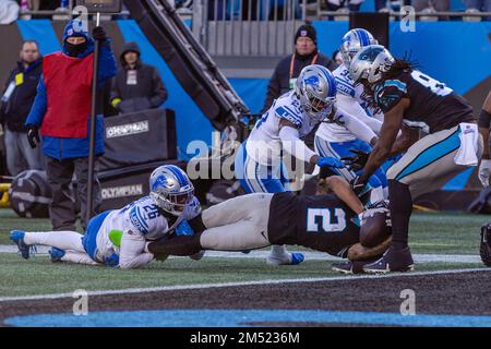 Charlotte, Caroline du Nord, États-Unis. 24th décembre 2022. Le cornerback des Detroit Lions, Ifeatu Melifonwu (26), a rejoint le DJ Moore (2), le grand receveur de Carolina Panthers, qui s'étire pour la zone d'extrémité et un touchdown pendant la seconde moitié de l'match de la NFL à Charlotte, en Caroline du Nord. (Scott Kinser/Cal Sport Media). Crédit : csm/Alay Live News Banque D'Images