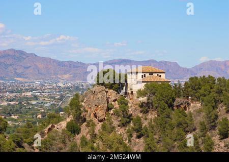 La Maison de spiritualité du Sanctuaire de notre-Dame de la Fontaine Sainte (Nuestra Senora de la Fuensanta) en haut d'une colline Banque D'Images