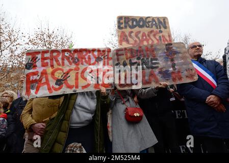 Après le meurtre de 3 Kurdes dans la rue d'Enghein de Paris, plusieurs milliers de manifestants sont venus à Paris pour exprimer leur colère et leur tristesse. Banque D'Images