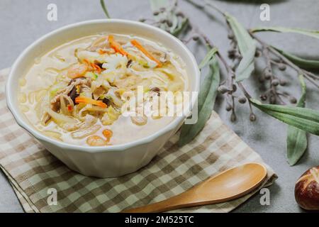 Soupe de nouilles blanches épicée de style coréen avec fruits de mer « hayan jjamppong » Banque D'Images