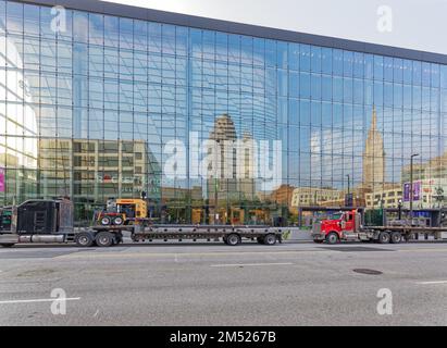 L'arène de sports et de concerts de Rocket Mortgage Fieldhouse reflète le cœur du centre-ville de Cleveland avec ses nouveaux (2020) murs-rideaux. Banque D'Images