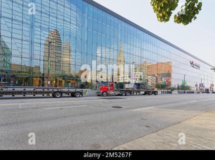 L'arène de sports et de concerts de Rocket Mortgage Fieldhouse reflète le cœur du centre-ville de Cleveland avec ses nouveaux (2020) murs-rideaux. Banque D'Images