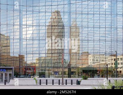 L'arène de sports et de concerts de Rocket Mortgage Fieldhouse reflète le cœur du centre-ville de Cleveland avec ses nouveaux (2020) murs-rideaux. Banque D'Images