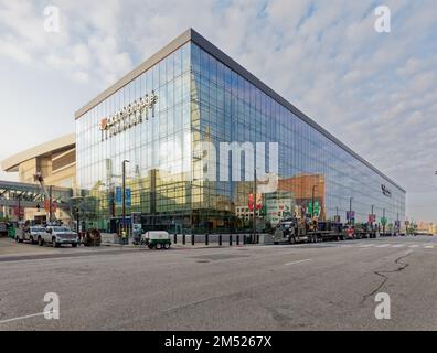 L'arène de sports et de concerts de Rocket Mortgage Fieldhouse reflète le cœur du centre-ville de Cleveland avec ses nouveaux (2020) murs-rideaux. Banque D'Images