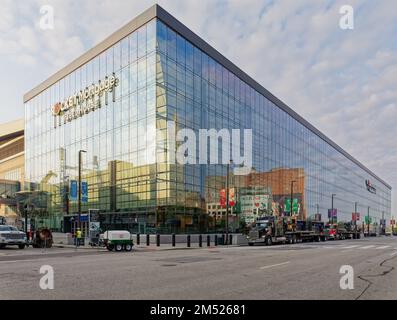 L'arène de sports et de concerts de Rocket Mortgage Fieldhouse reflète le cœur du centre-ville de Cleveland avec ses nouveaux (2020) murs-rideaux. Banque D'Images