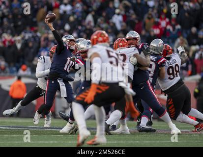 Foxborough, États-Unis. 24th décembre 2022. Le quarterback des Patriots de la Nouvelle-Angleterre Mac Jones (10) tente de faire une passe pendant la deuxième moitié d'un match contre les Bengals de Cincinnati au stade Gillette à Foxborough, Massachusetts, samedi, 24 décembre 2022. Photo par Amanda Sabga/UPI crédit: UPI/Alamy Live News Banque D'Images