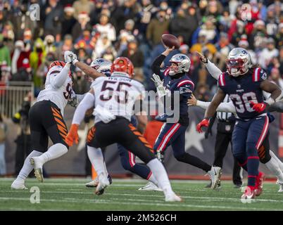 Foxborough, États-Unis. 24th décembre 2022. Le quarterback des Patriots de la Nouvelle-Angleterre, Mac Jones (10), cherche une passe pendant la deuxième moitié d'un match au stade Gillette contre les Bengals de Cincinnati à Foxborough, Massachusetts, samedi, 24 décembre 2022. Photo par Amanda Sabga/UPI crédit: UPI/Alamy Live News Banque D'Images