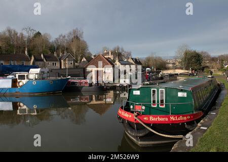 Bateaux étroits amarrés à Bradford on Avon, Wiltshire, Angleterre, Royaume-Uni Banque D'Images