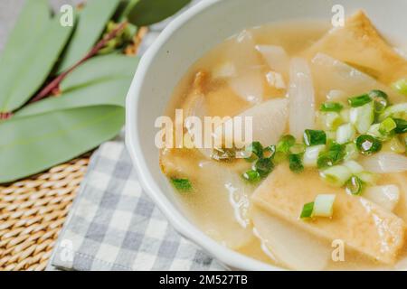 Eomukguk, soupe de gâteau de poisson de style coréen Banque D'Images