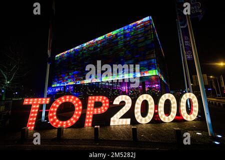 HILVERSUM - le bâtiment son et vision du Mediapark où il est indiqué que le Top 2000 y sera diffusé. Jusqu'au tournant de l'année, la station de radio jouera les chansons les plus votées par le public. ANP LEVIN DEN BOER pays-bas - belgique sortie Banque D'Images