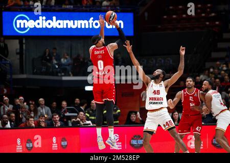 Milan, Italie. 23rd décembre 2022. Italie, Milan, déc 23 2022: Brandon Davies (Armani Milan centre) 3 points tournés pendant le match de basket-ball EA7 Emporio Armani Milan vs MONACO, Euroligue 2022-2023 round15 (Credit image: © Fabrizio Bertani/Pacific Press via ZUMA Press Wire) Banque D'Images