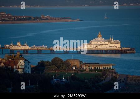 Eastbourne Pier, dans le comté de East Sussex, sur la côte sud de l'Angleterre, au Royaume-Uni. Photographié depuis South Downs, près de Beachy Head, vers l'est. Banque D'Images