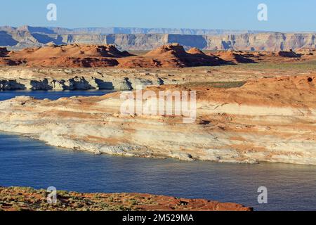 Falaises de grès sur le lac Powell - Arizona Banque D'Images