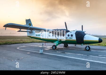 KATMANDOU/NÉPAL - 18 OCTOBRE 2015 : petit avion de Tara Air stationné à l'aéroport international de Tribhuvan de Katmandou. Petit avion en attente du nex Banque D'Images