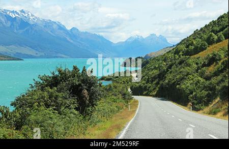 Route sur le lac Wakatipu - Nouvelle-Zélande Banque D'Images