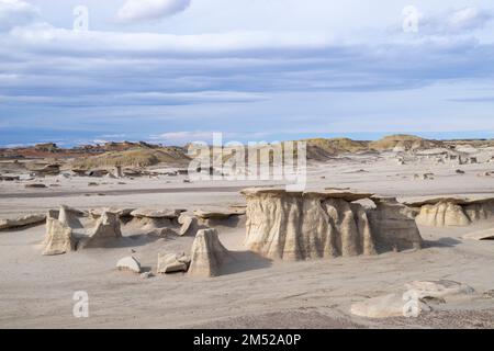 Photographie de la région sauvage de Bisti/de-Na-Zin, un magnifique site d'argile érodée et de roc Hoo doos, au sud de Farmington, Nouveau-Mexique, Etats-Unis Banque D'Images