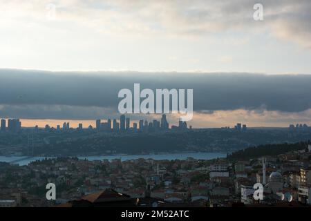 Paysage urbain d'Istanbul sous les nuages pendant la soirée Banque D'Images