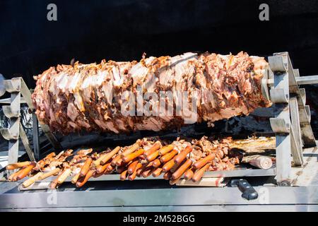 Turc Cag Kebab Doner dans un four à bois comme restauration rapide Banque D'Images