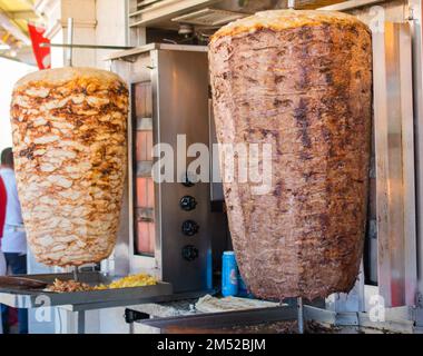 Cuisine turque traditionnelle Doner Kebab. Le tournebroche se déverse le kebap kebab shawarma Banque D'Images