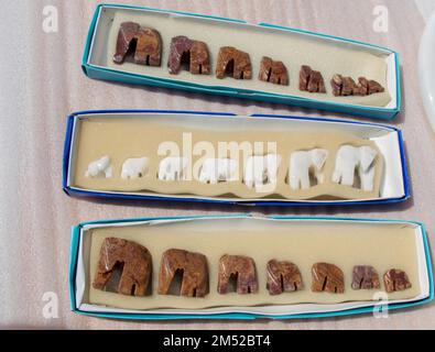 Set de figurines d'éléphants de marbre dans la case Banque D'Images