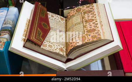 Le livre saint de l'islam coran avec pages ouvertes Banque D'Images