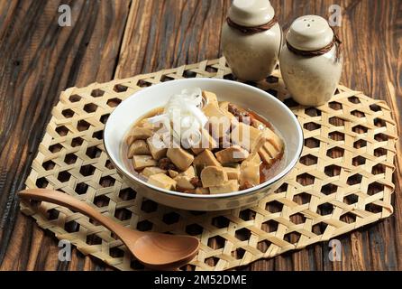 Mapo tofu ou Mapo Doufu, Bean Curd style Szechwan avec bœuf et oignon vert Banque D'Images