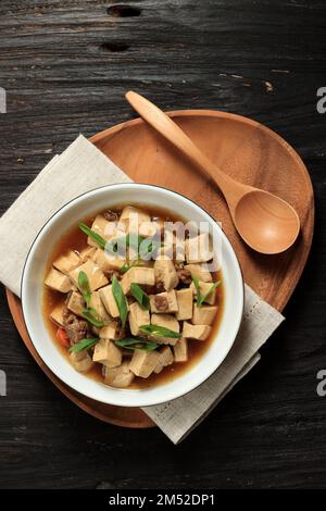 Top View Mapo tofu, Chili épicé cuisine chinoise à base de tofu blanc en cube, bœuf haché et piment du Sichuan Banque D'Images