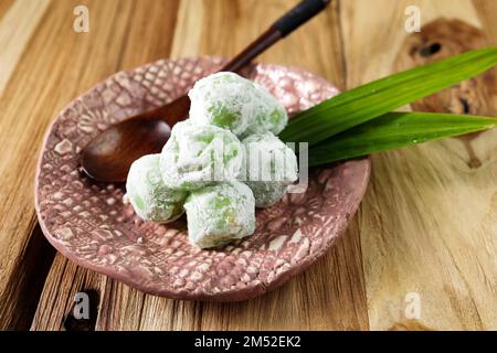 Gâteau de riz au mochi japonais, sticky et chewy saveur de pandan avec divers remplissages. Sur une table en bois Banque D'Images