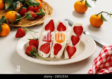 Sandwich aux fruits japonais à la crème et aux fruits variés, en-cas japonais santé populaire Banque D'Images