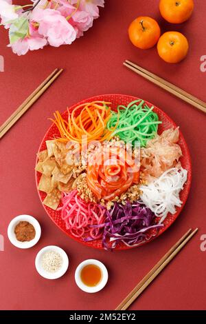 Salade de sang de Yee maison saine et délicieuse. Coussin décoratif Prosperity coloré, consommé cru avec une vinaigrette épicée, sucrée et sucrée Banque D'Images