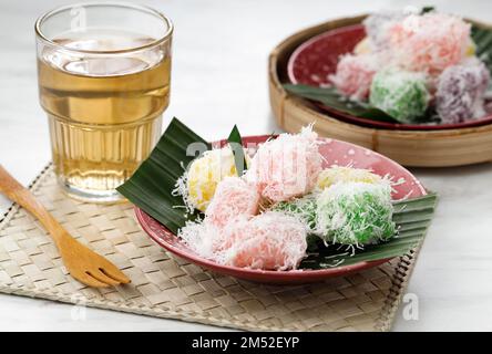 Thai dessert, boulettes de chewy à la noix de coco ou Kanom Tom. Coloré avec des aliments naturels Banque D'Images