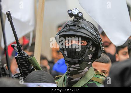 Naplouse, Palestine. 24th décembre 2022. Un homme armé palestinien masqué des Brigades des martyrs d'Al-Aqsa du mouvement du Fatah dirigé par le président Mahmoud Abbas, assiste à la manifestation pour les Palestiniens qui ont été tués par l'armée israélienne cette année, dans le camp de réfugiés de Balata, à l'est de Naplouse, en Cisjordanie occupée. Crédit : SOPA Images Limited/Alamy Live News Banque D'Images