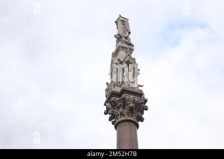 Le Westminster Scholars War Memorial à Londres, au Royaume-Uni, sous un ciel nuageux et lumineux Banque D'Images