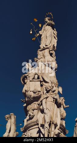 Une photo verticale de la statue de la Vierge Marie et de la Sainte-Marie Jean de Nepomuk, place de la liberté, Piata Libertatii, Timisoara, Roumanie Banque D'Images