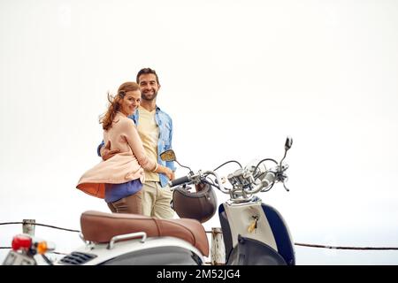 Le paysage en vaut vraiment la peine. un couple aventureux pour une promenade en moto. Banque D'Images