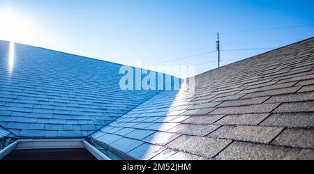 Contraste de la ligne de givre sur un toit de galets lorsque le soleil se lève et fond Banque D'Images