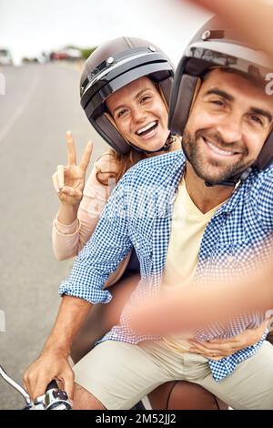 Les meilleurs souvenirs se passent sur la route. un couple affectueux qui prend des selfies à l'extérieur. Banque D'Images