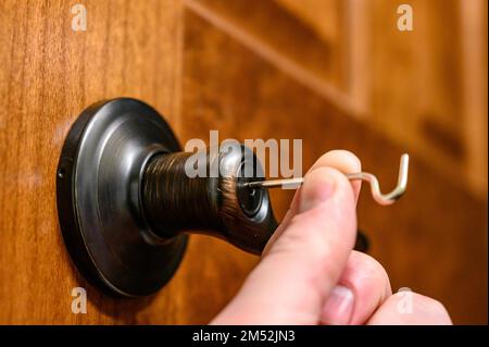 Poignée de porte intérieure de chambre en laiton huilé avec goupille de déverrouillage Banque D'Images