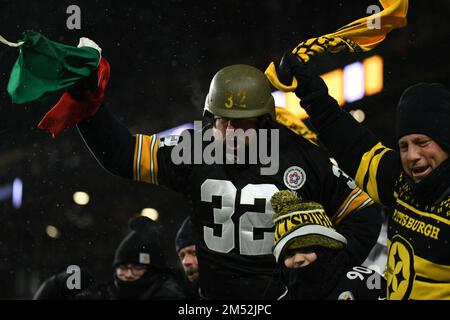 Pittsburgh, Pennsylvanie, États-Unis. 24th décembre 2022. 24 décembre 2022 Pittsburgh Steelers fan en l'honneur de Franco Harris Pittsburgh Steelers vs Las Vegas Raiders à Pittsburgh, PA. Jake Mysliwczyk/BMR (image de crédit : © Jake Mysliwczyk/BMR via ZUMA Press Wire) Banque D'Images