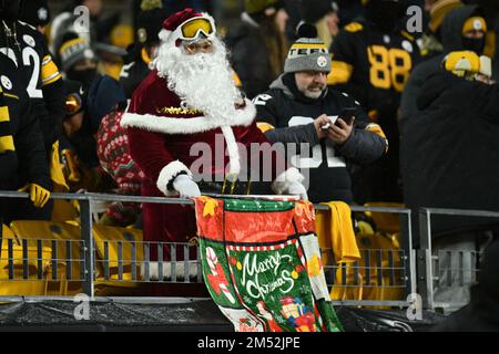 Pittsburgh, Pennsylvanie, États-Unis. 24th décembre 2022. Fan du Père Noël 24 décembre 2022 aux Steelers de Pittsburgh contre les Raiders de Las Vegas à Pittsburgh, Pennsylvanie. Jake Mysliwczyk/BMR (image de crédit : © Jake Mysliwczyk/BMR via ZUMA Press Wire) Banque D'Images