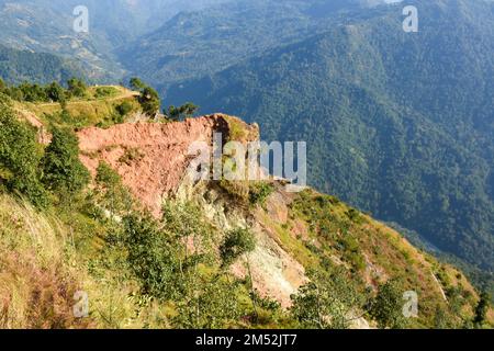 Déboisement et glissement de terrain sur les pentes, dans les montagnes de l'Himalaya, vue de Durpin dara- Kalimpong. Banque D'Images