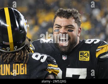 Pittsburgh, États-Unis. 24th décembre 2022. Les Steelers de Pittsburgh s'attaquent à la défensive Cameron Heyward (97) célèbre les 13-10 Steelers contre les Raiders de Las Vegas, les Steelers de Pittsburgh s'attaquent à la défensive Larry Ogunjobi (99) au stade de l'Acrisure samedi, à 24 décembre 2022, à Pittsburgh. Photo par Archie Carpenter/UPI crédit: UPI/Alay Live News Banque D'Images