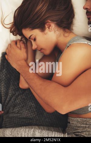Il est mauvais de faire quoi que ce soit pour vous protéger. un jeune couple qui dormait ensemble tranquillement à la maison. Banque D'Images