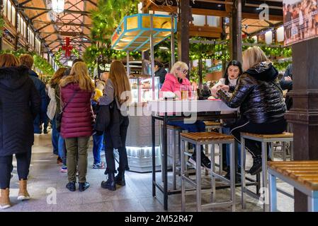 Marché de San Miguel Mercado de San Miguel marché couvert populaire à Madrid, Espagne, le 6 décembre 2022 Banque D'Images