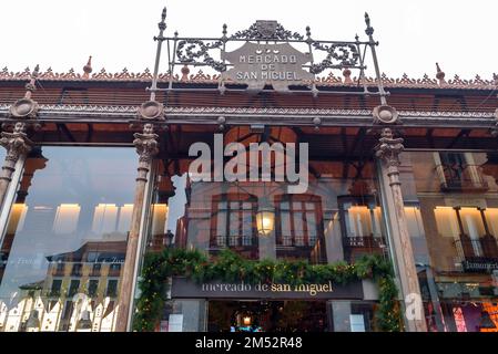 Marché de San Miguel Mercado de San Miguel marché couvert populaire à Madrid, Espagne, le 6 décembre 2022 Banque D'Images